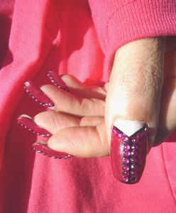Nail art corset de strass roses sur zip noir.