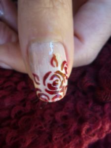 Nail art motif de roses au pinceau de détail sur babyboomer.