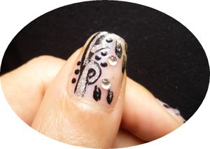 Nail art express au liner noir et argent.