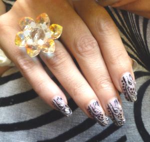Nail art express au liner noir et argent.