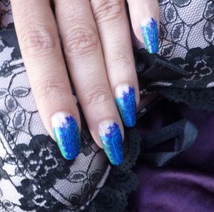 Nail art effet de dentelle bleue sur fond turquoise.