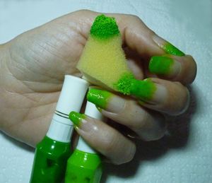 Nail art petite vache à la fleur au pinceau de détail.