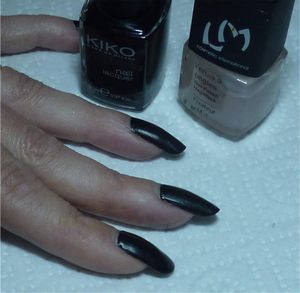 Nail art fleurs rouges en one stroke sur fond noir.