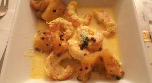 Gambas au safran, coco, épices et ananas poêlé aux baies roses