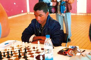 Echec - Madagascar possède un nouveau maître international Loin des feux de projecteurs, l’échec malagasy continue son bonhomme de chemin et parvient à s’illustrer sur la scène mondiale. Hier, à l’issue du tournoi de maîtres qui s’est déroulé en France, Madagascar a désormais en son sein un second maître international, Fy Rakotomaharo.