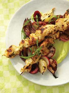 Brochettes de poulet aux épices sur purée d'avocat