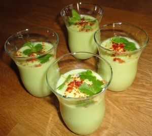 Velouté d'avocat au gingembre et piment