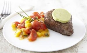 Pavé de zébu poêlé, avocat, salsa de mangue et tomates et piment.