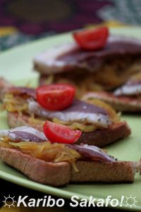 Canapés au magret de canard séché aux achards de papaye verte au curry
