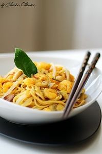 Crevettes au curry jaune sur un lit de nouilles
