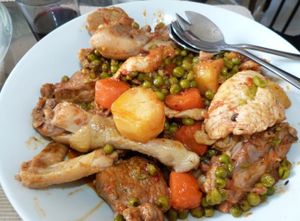 Volaille et viande de porc aux petits pois en sauce Henakisoa sy vorona petipoa sôsy