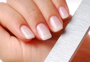 Blanchir des ongles jaunis.
