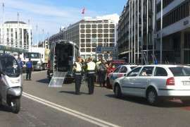Genève: un colis suspect devant la gare Cornavin - camion de déminage