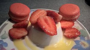 panna cotta au citron vert, fraise gariguette et macaron chocolat blanc / citron