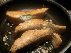 On mange quoi demain ? PAVES DE SAUMON AUX POMMES DE TERRE SAUTEES AU PERSIL