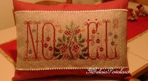 '' Noel Rouge '' di Renato Parolin sul cuscino Rosso