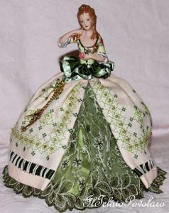 Una doll ricamina, con tanto di '' chatelaine '' agganciata alla cintura in vita
