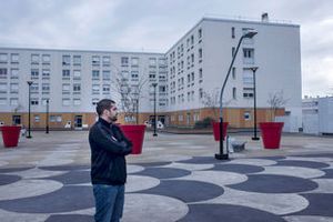 Abdellah Boudour, chez lui, sur la Dalle à Argenteuil où il a organisé sa première dictée. « On avait emprunté 40 chaises et on s’est retrouvé avec 250 personnes assises par terre. » | Hervé Lequeux pour M Le magazine du Monde