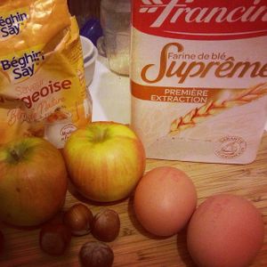 Gâteau aux poires et aux pommes et noisettes