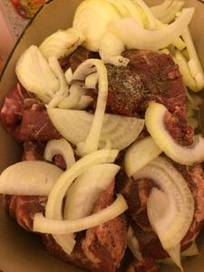 Joues de porc confite aux oignons