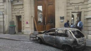 L'Opel Corsa calcinée abandonnée par les assaillants devant l'ambassade du Congo-Brazzaville, le 21 juin 2016. © RFI/Edmée Doudy