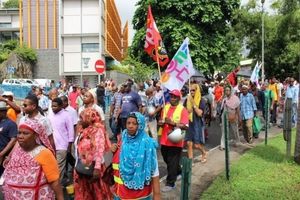 Mayotte : Grève générale, silence colonial et blindés pour la répression