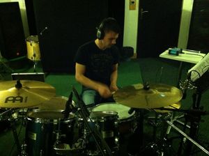 Damien, batteur et responsable du matériel de batterie et percussions au magasin Music'France du Mans.