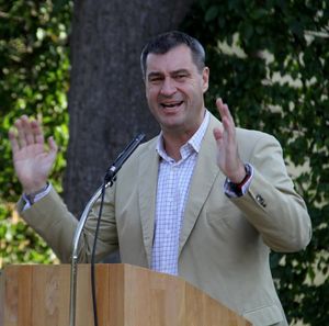 Viertägiges WIR-Weinfest im Rokokogarten grandios gestartet: Prächtige Kulisse, tolle Atmosphäre, unglaublich was los - Minister Söder: keine Eintagsfliege