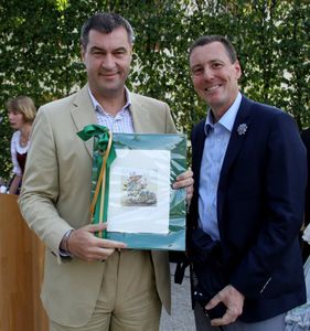 Viertägiges WIR-Weinfest im Rokokogarten grandios gestartet: Prächtige Kulisse, tolle Atmosphäre, unglaublich was los - Minister Söder: keine Eintagsfliege