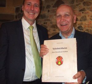 Auch der "Gründungsbürgermeister" Paolo Saturnini freut sich über die Chronik