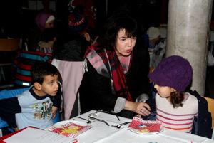 Jutta Merwald hilft den Kleinen aus ihren Jacken.