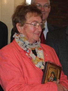 Elisabeth Selinger im Mai 2013 mit der Ehrennadel der Diözese ausgezeichnet