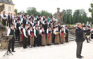 Nun vollständig: Imposantes Jagdhornkonzert in tollem Ambiente des Veitshöchheimer Hofgartens