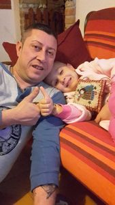 papà e Asia con il pensierino di Barbara che ha inviato a parte
