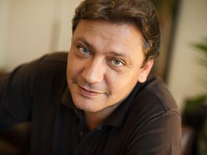 On craque pour le spectacle musical "Un été 44" ! Interview