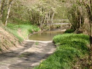 traverser les gués pour poursuivre son chemin.