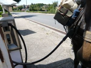 Avant le départ, on fait le plein à la pompe!