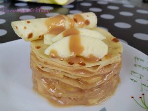 Gâteau de crêpes aux pommes et caramel au beurre salé