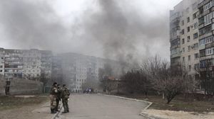 Des soldats ukrainiens à Marioupol, ville de l'Est de l'Ukraine bombardée le 24 janvier 2015.