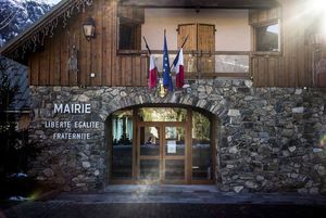 Le village de Vaujany (Isère), en décembre 2013. Engagée dans une réforme territoriale d'ampleur, la France cherche à diminuer le nombre de ses municipalités. L'Etat offre d'importants avantages financiers aux mairies qui acceptent de se rassembler en « commune nouvelle ». | AFP/JEFF PACHOUD