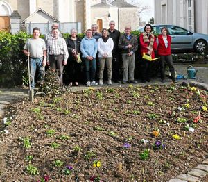 Ils ont jardiné sous le soleil devant la mairie de St Jean des Mauvrets dans le Courrier de l'Ouest du 10 mars