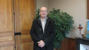 Michel Vallée soutient la candidature de Thierry Millon au poste de maire de la commune nouvelle.