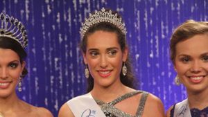 Carla Loones a été félicitée par Iris Mittenaere, Miss France 2016, présente à Gorron (53) samedi soir. | Jean-Loïc Guérin