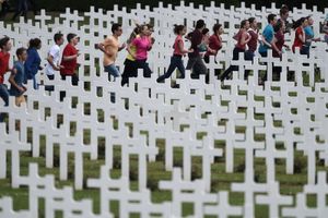 UN JOGGING AU MILIEU DES TOMBES A VERDUN! LES SOCIALISTES, UNE BANDE DE CONS SACRILEGES !