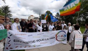LE MOUVEMENT DE LA PAIX DE BESANÇON A ORGANISÉ SA PREMIÈRE MARCHE, CE SAMEDI, À TRAVERS LE CENTRE-VILLE