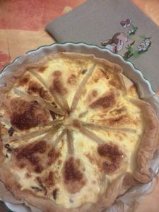 tarte aux asperges, dés de canard et mozzarella