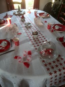 table de Noël en rouge et blanc
