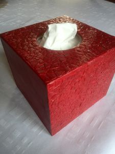 boite à mouchoir décorée en coquilles d'oeuf