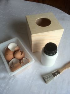 boite à mouchoir décorée en coquilles d'oeuf