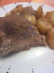 rôti de veau et pommes de terre nouvelles au four
